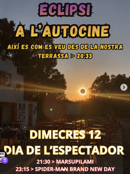 Eclipse solar visto desde la terraza de un autocine