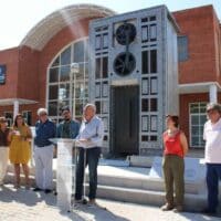 ‘Hemeroskopeion’ de Viktor Ferrando preside la entrada a la estación del TRAM