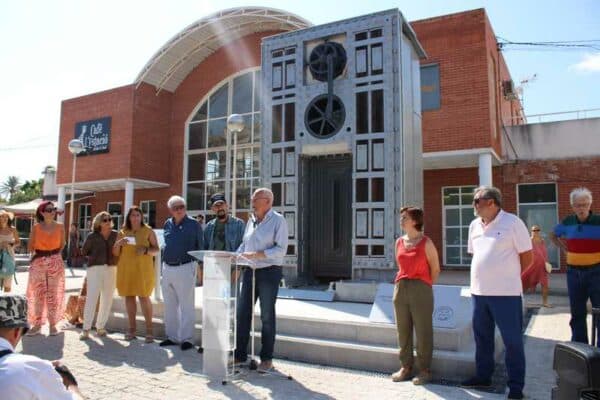 ‘Hemeroskopeion’ de Viktor Ferrando preside la entrada a la estación del TRAM