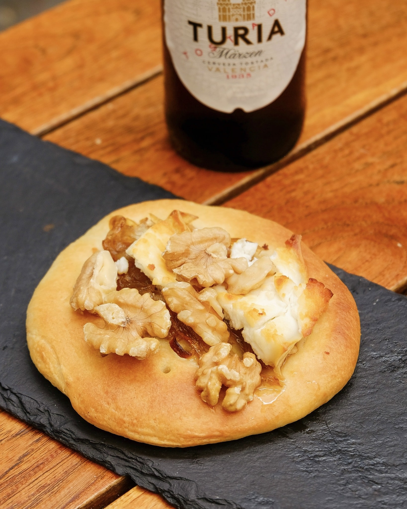 La Lola   Coca de cebolla caramelizada queso de cabra y nueces