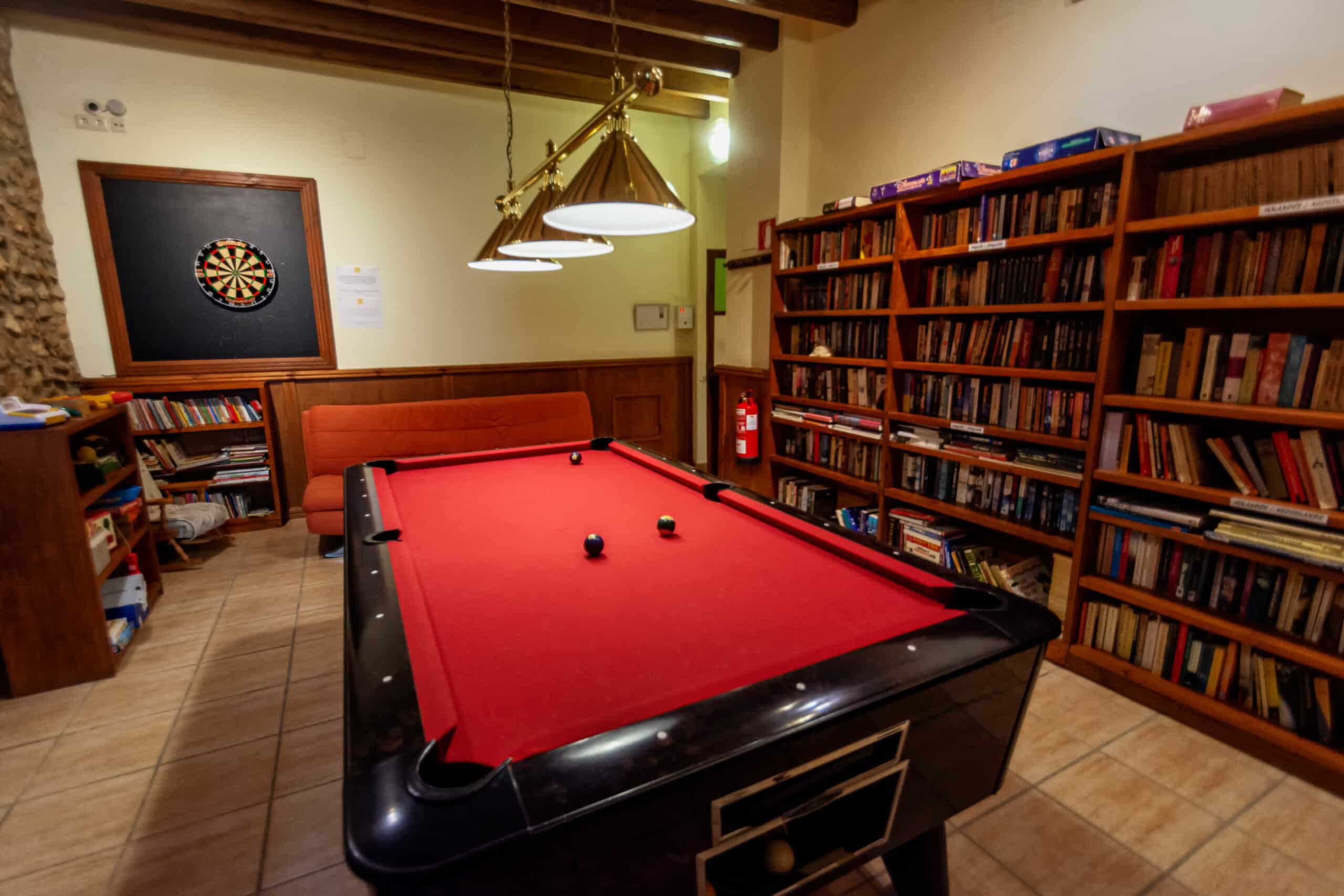 Zona de billar del Hostal Loreto en Dénia