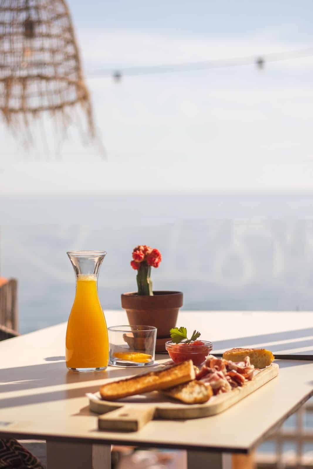 Desayuno con jugo frente al mar Mala Vita Denia