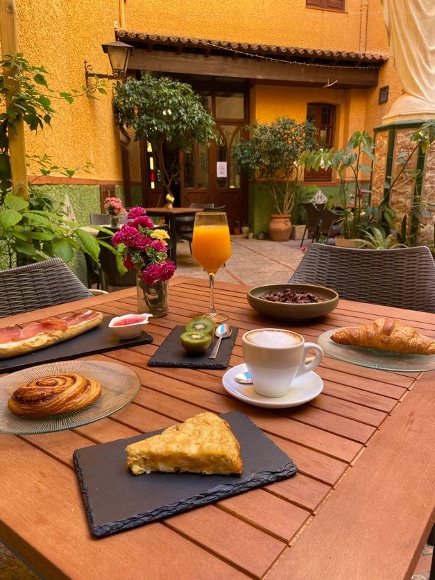 Desayuno secreto de loreto Denia en terraza con tortilla y croissant.