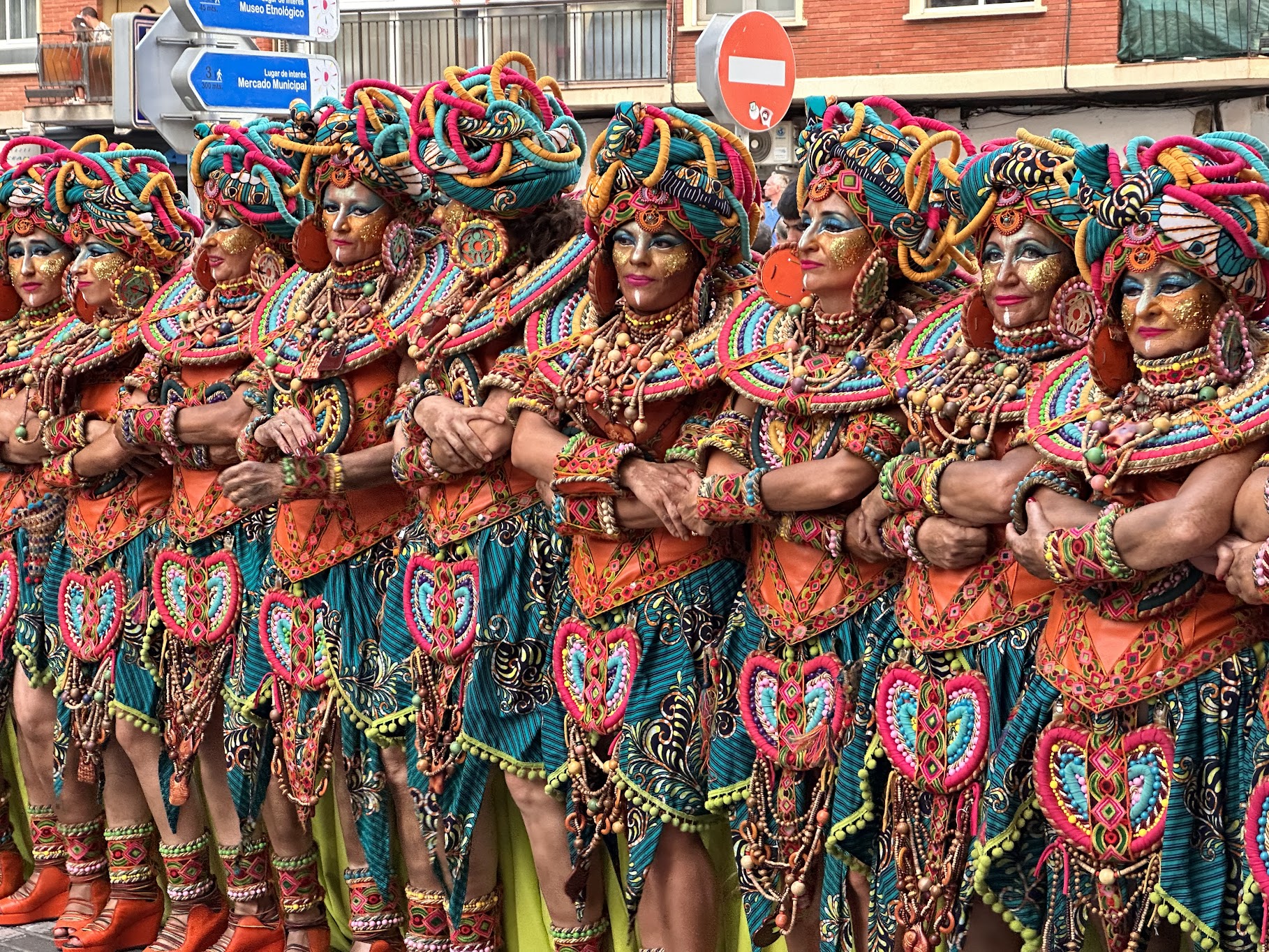 Grupo moros y cristianos denia en desfile con trajes coloridos y tradicionales.