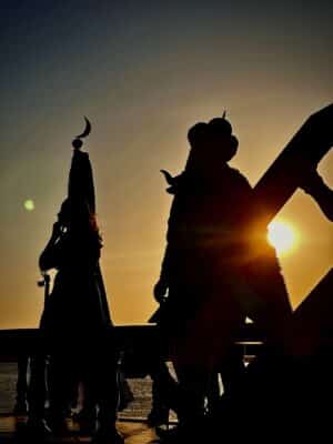 Personas en atardecer con disfraces y casco