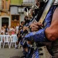 Desfile de guerreros medievales en una fiesta.