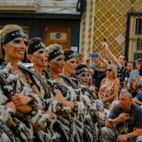 Desfile de mujeres en fiesta tradicional, Denia, España.