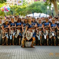 Desfile festivo de moros y cristianos en Denia
