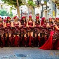 Desfile de mujeres en trajes medievales en Denia.