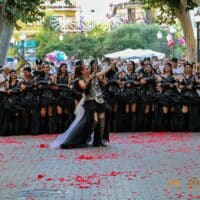 Desfile festivo tradicional en Dénia con participantes disfrazados.