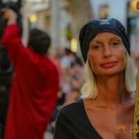 Mujer en desfile medieval en Denia