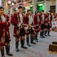 Caballeros medievales desfilando en las calles de Denia.