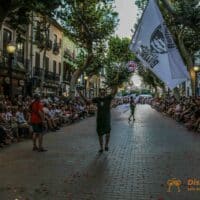 Desfile festivo en Denia con mucha gente.