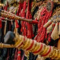 Trajes tradicionales con adornos en Dénia, España