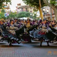Desfile de mujeres con trajes coloridos en Denia.