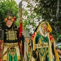 Personas con trajes tradicionales en un festival cultural.