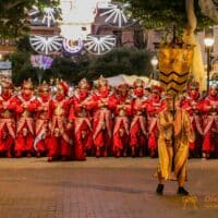 Desfile de Moros y Cristianos en la calle.