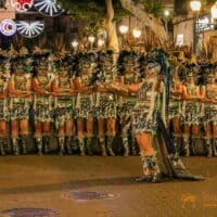Desfile de disfraces en Dénia por la noche.