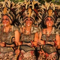 Mujeres disfrazadas con trajes de carnaval tribal en Denia.
