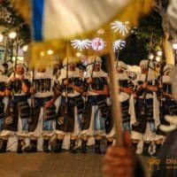 Desfile de Moros y Cristianos en Dénia de noche.