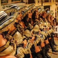 Mujeres en desfile con trajes tradicionales