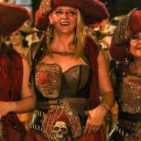 Mujeres en desfile con trajes de piratas en Dénia
