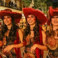 Desfile de mujeres en trajes de piratas.