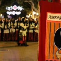 Procesión nocturna con estandarte de Abencerrajes.