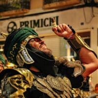 Hombre en armadura medieval en un desfile festivo