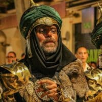Hombre disfrazado en carnaval medieval nocturno.