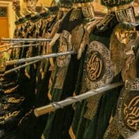 Fila de trajes medievales en exhibición nocturna