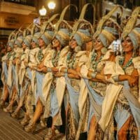 Desfile de mujeres en fiesta tradicional.