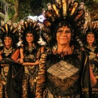 Mujeres en trajes tradicionales durante festival en Dénia.