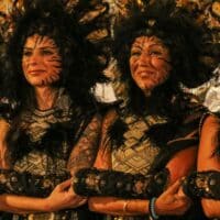 Personas vestidas con trajes tribales exóticos en Denia.