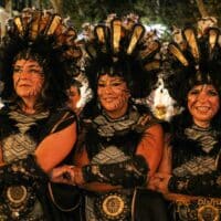 Mujeres con trajes tribales en fiesta nocturna