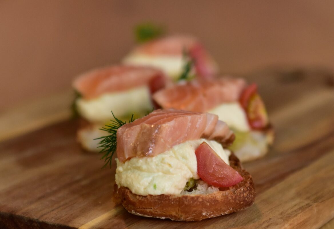 Tostas con salmón y crema de queso