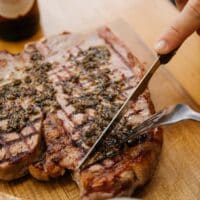 Corte de carne a la parrilla con chimichurri.