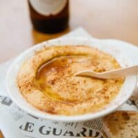 Hummus con pan y cerveza.