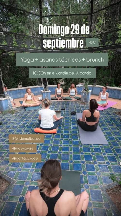 Evento de yoga y brunch en el jardín.