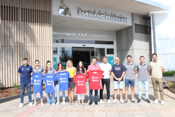 Grupo de personas frente al Portal de la Marina