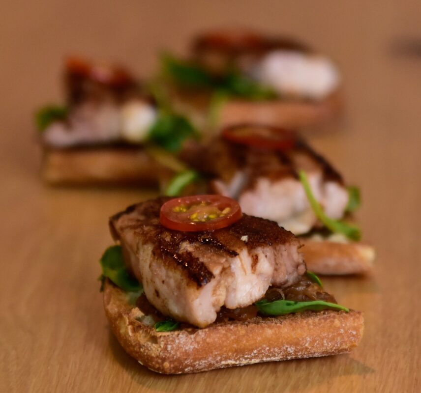 Tostadas con pescado y tomate
