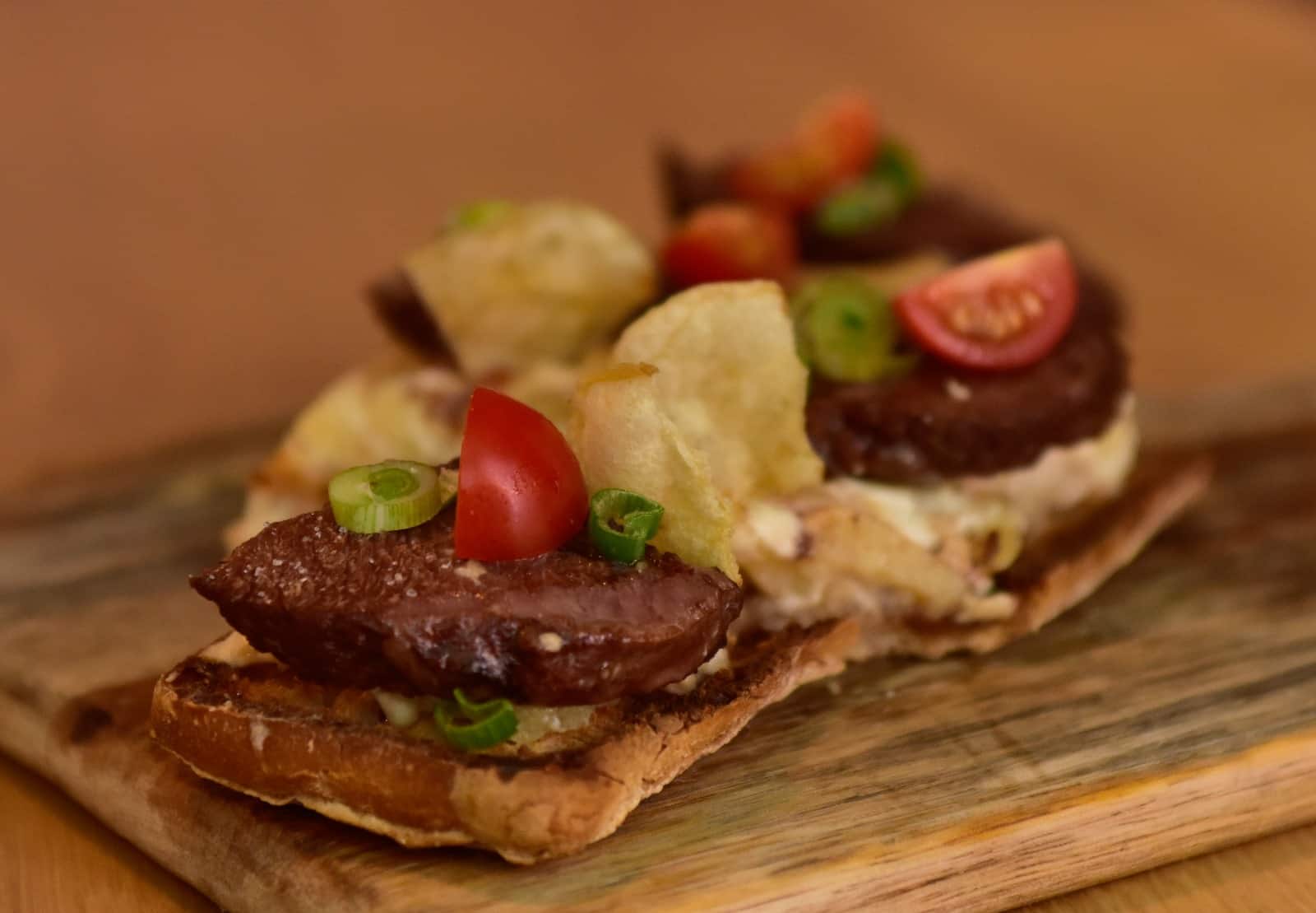 Tosta con carne, tomate y cebolla