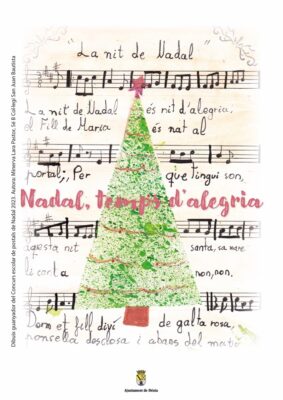 Postal navideña con partitura y árbol decorado.