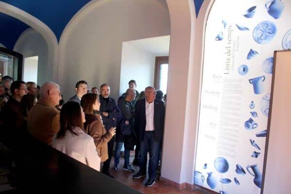 Grupo visitando exposición histórica en museo.