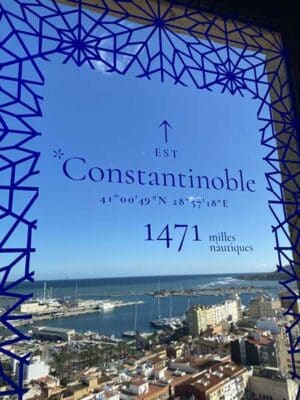 Vista marina desde ventana con señal a Constantinopla.