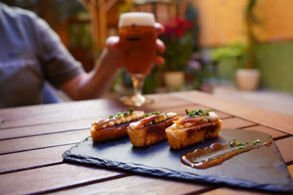 Cervezas y tapas en una terraza española