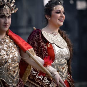 Mujeres en trajes tradicionales con decoración dorada