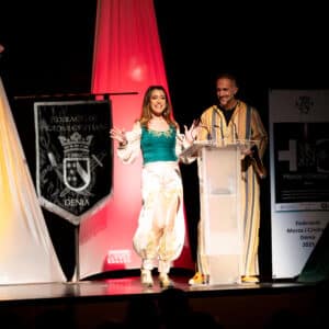 Presentadores en evento Moros y Cristianos Dénia 2025