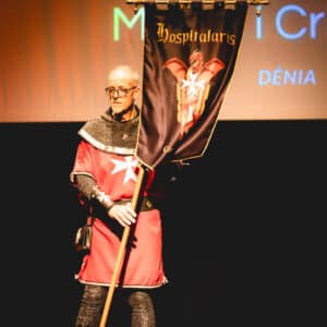 Hombre con bandera medieval en escenario