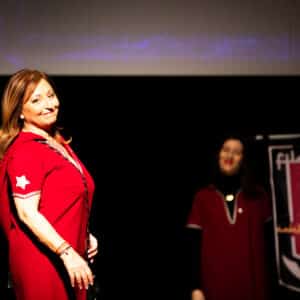 Mujeres en escenario con vestuario rojo